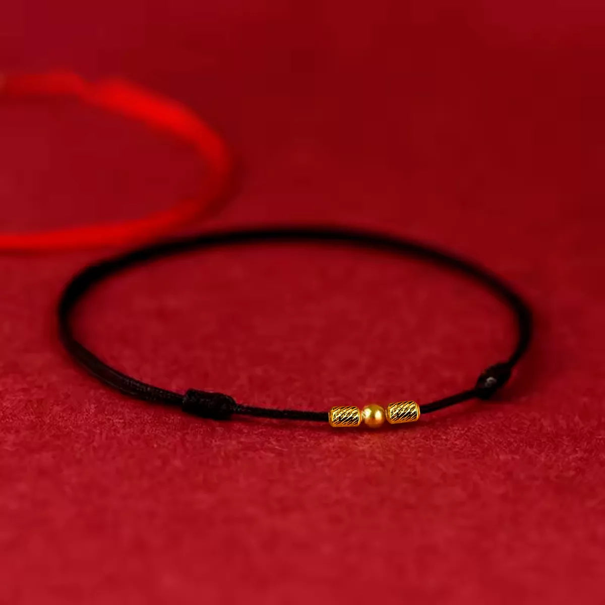 Pulsera De Hilo Con Balín Cilindro En Oro Real De 18 Kilates