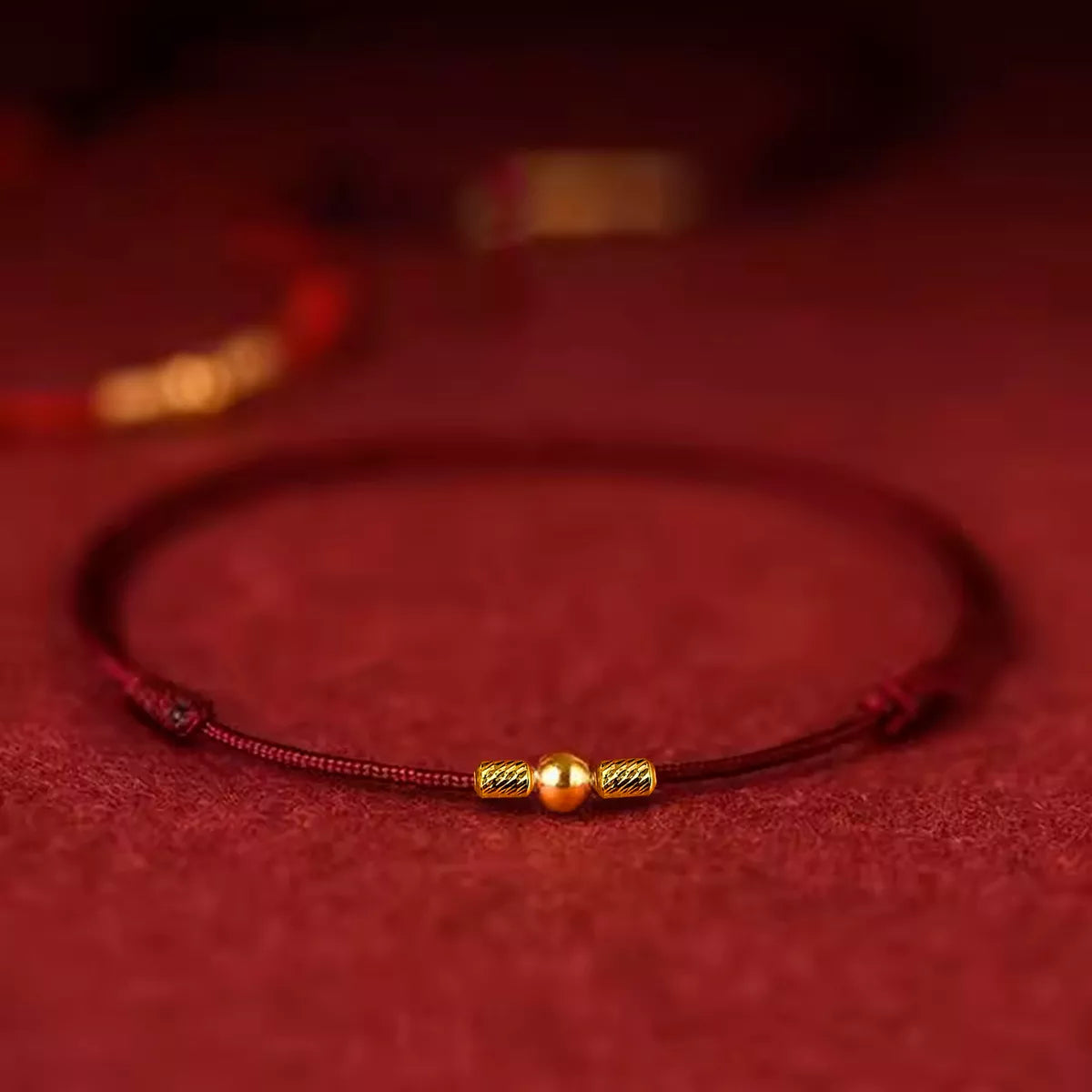 Pulsera De Hilo Con Balín Cilindro En Oro Real De 18 Kilates