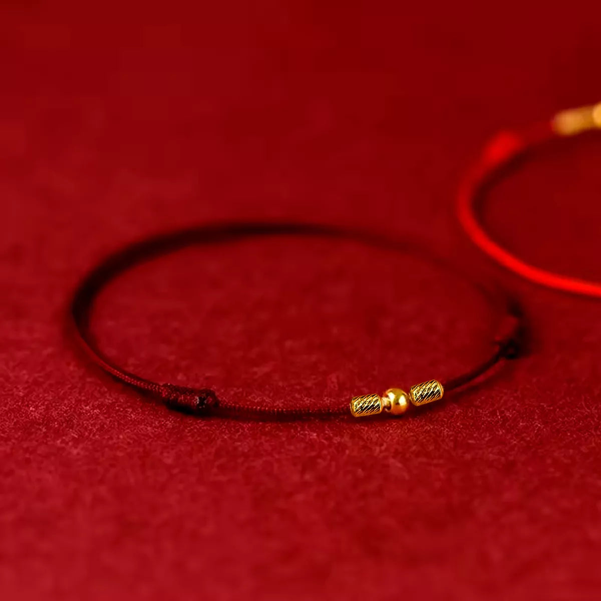 Pulsera De Hilo Con Balín Cilindro En Oro Real De 18 Kilates