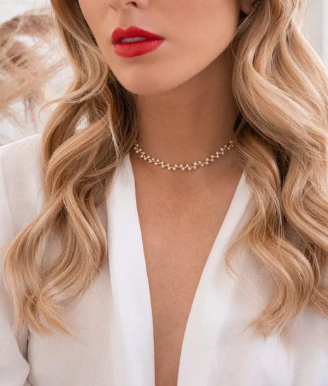 gargantilla de bolas blancas