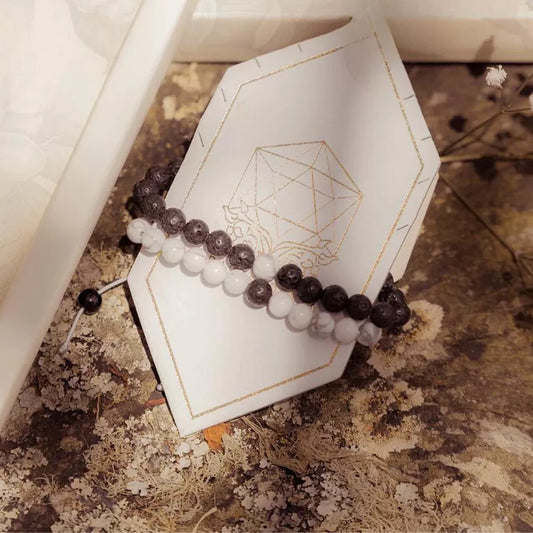 pulseras en piedras volcanicas y cuarzo negro y blanco