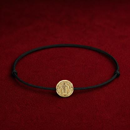 Pulsera Hilo Rojo con Medalla tambor de San Benito 18k
