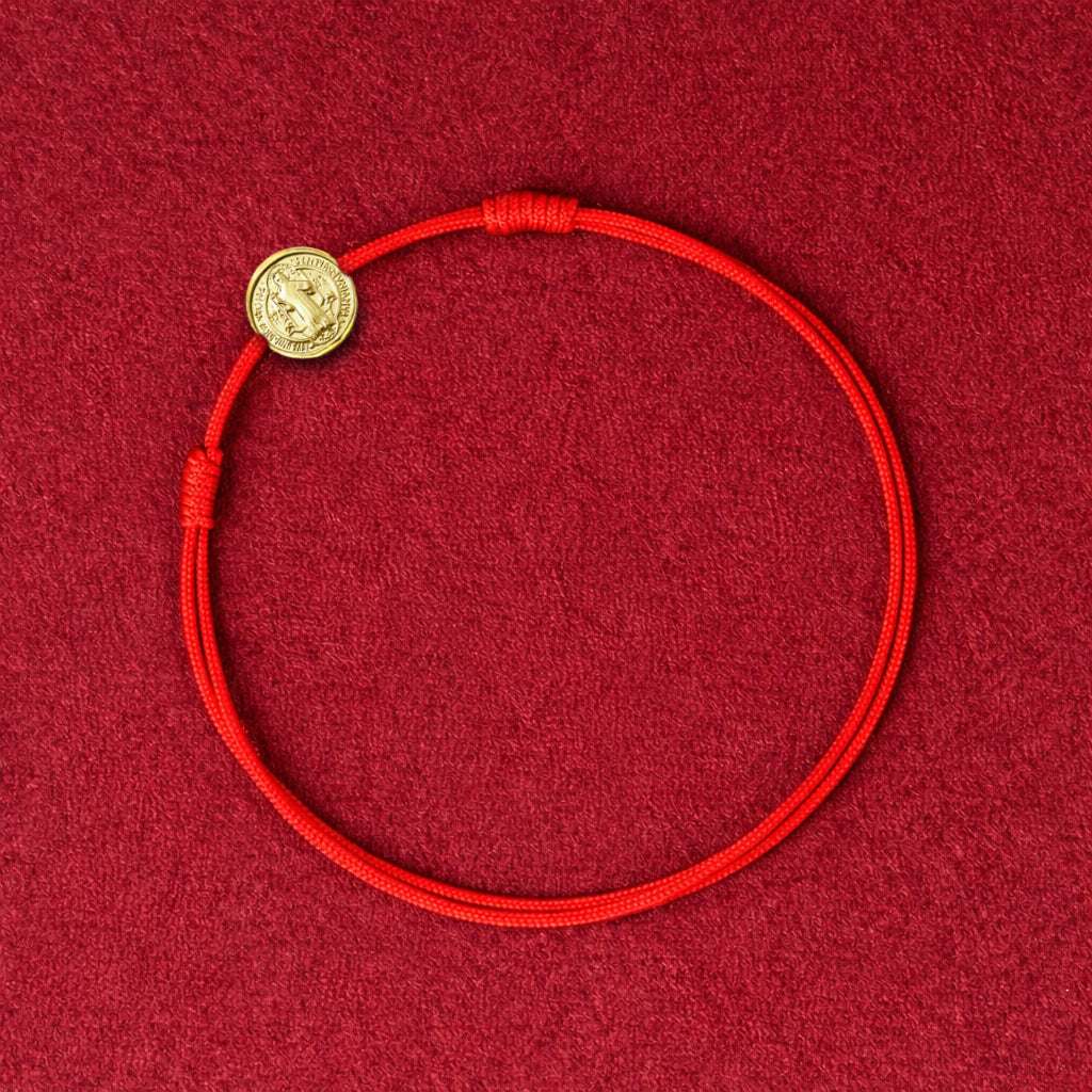 Pulsera Hilo Rojo con Medalla tambor de San Benito 18k