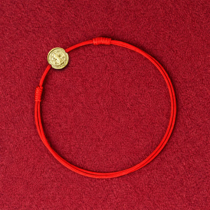 Pulsera Hilo Rojo con Medalla tambor de San Benito 18k