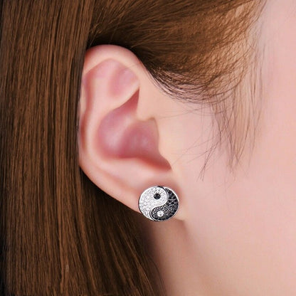Pendientes Yin-yang Bañado En Plata De Circón Blanco Y Negro