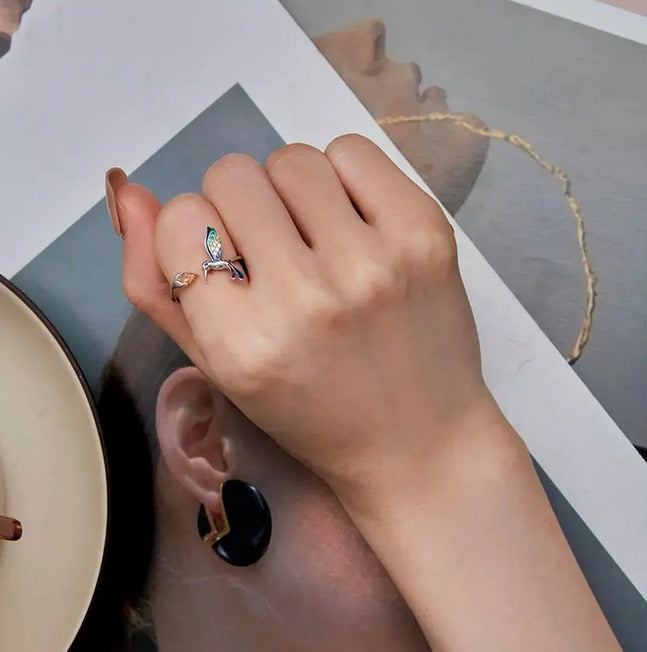 Anillo Colibrí en Plata puesto en mano de mujer