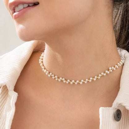 gargantilla con pepitas blancas mujer