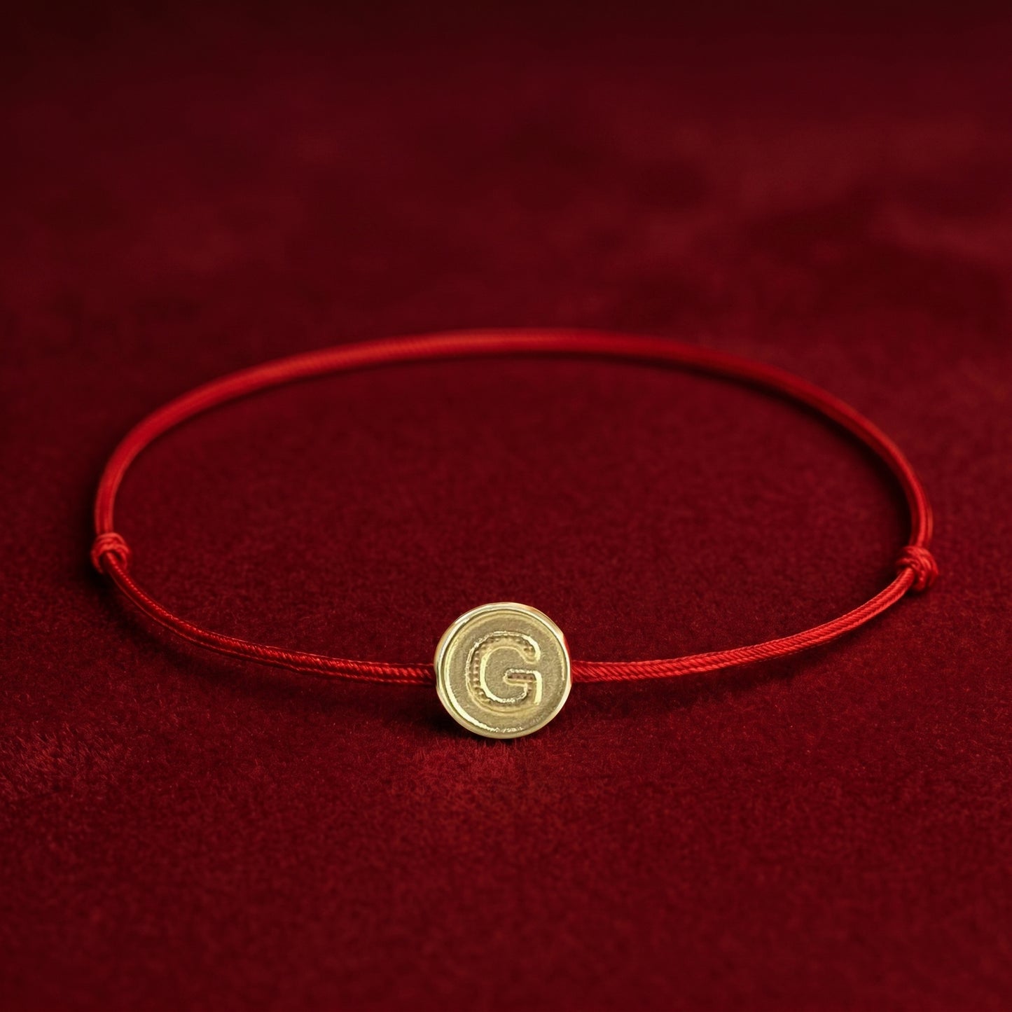 Pulsera Hilo Rojo Letra en Oro 18k