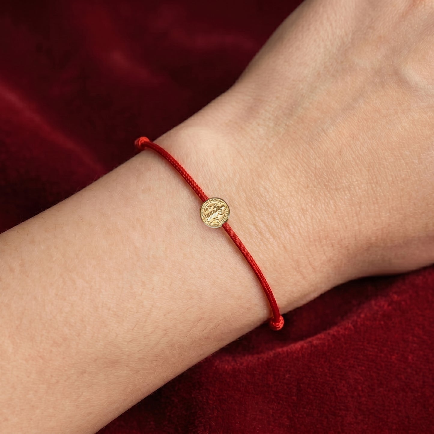 Pulsera Hilo Rojo con Medalla tambor de San Benito 18k