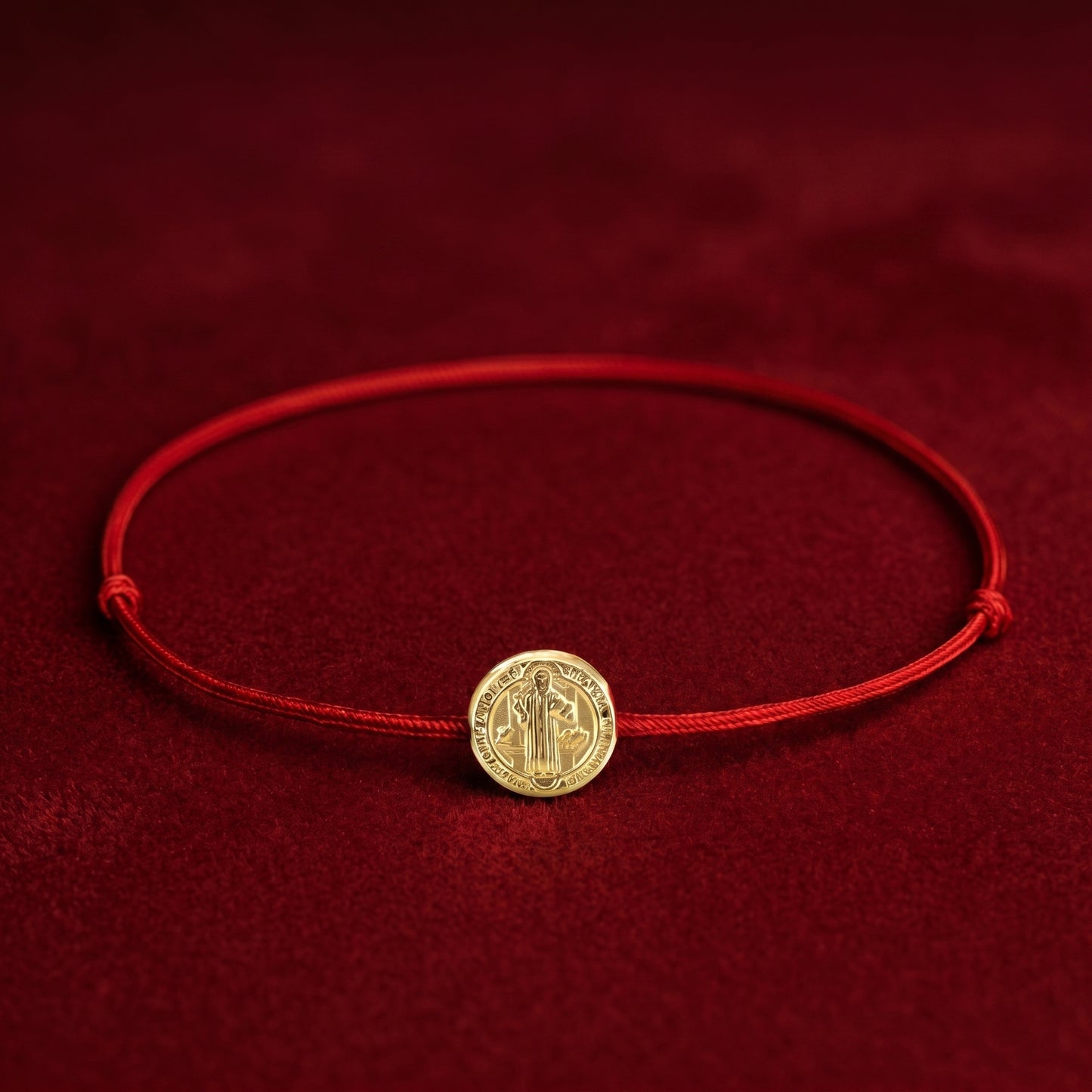 Pulsera Hilo Rojo con Medalla tambor de San Benito 18k